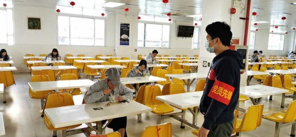 “‘战疫’一线 党旗飘扬”系列报道——食堂防疫暂时党支手下层党员战疫的一天