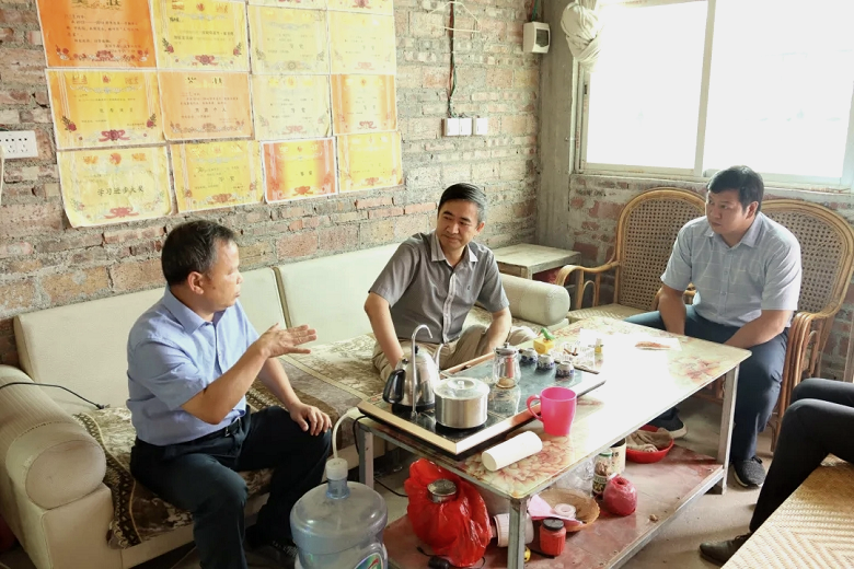 南宫NG娱乐光电党委书记、董事长王广军 带队赴梅州市五华县荣华村开展精准扶贫事情