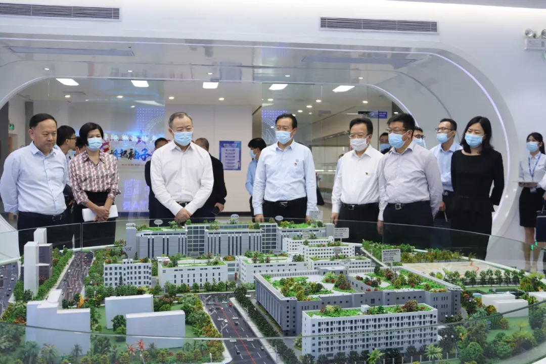 中国银保监会副主席黄洪带队到广晟公司控股上市公司南宫NG娱乐光电调研