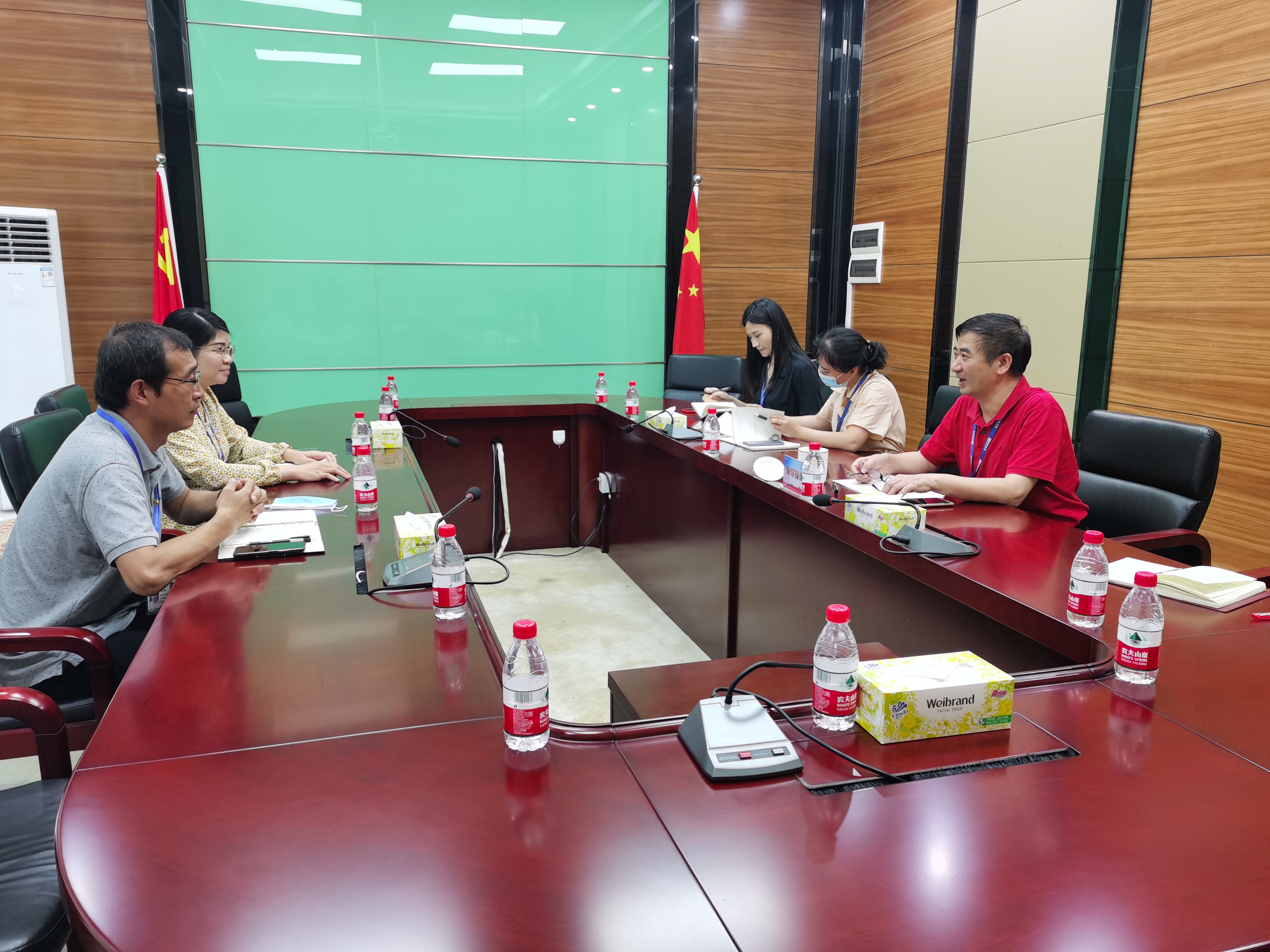 点赞！南宫NG娱乐光电党委书记接访职工群众， 面扑面畅聊“企业生长与谋划治理”