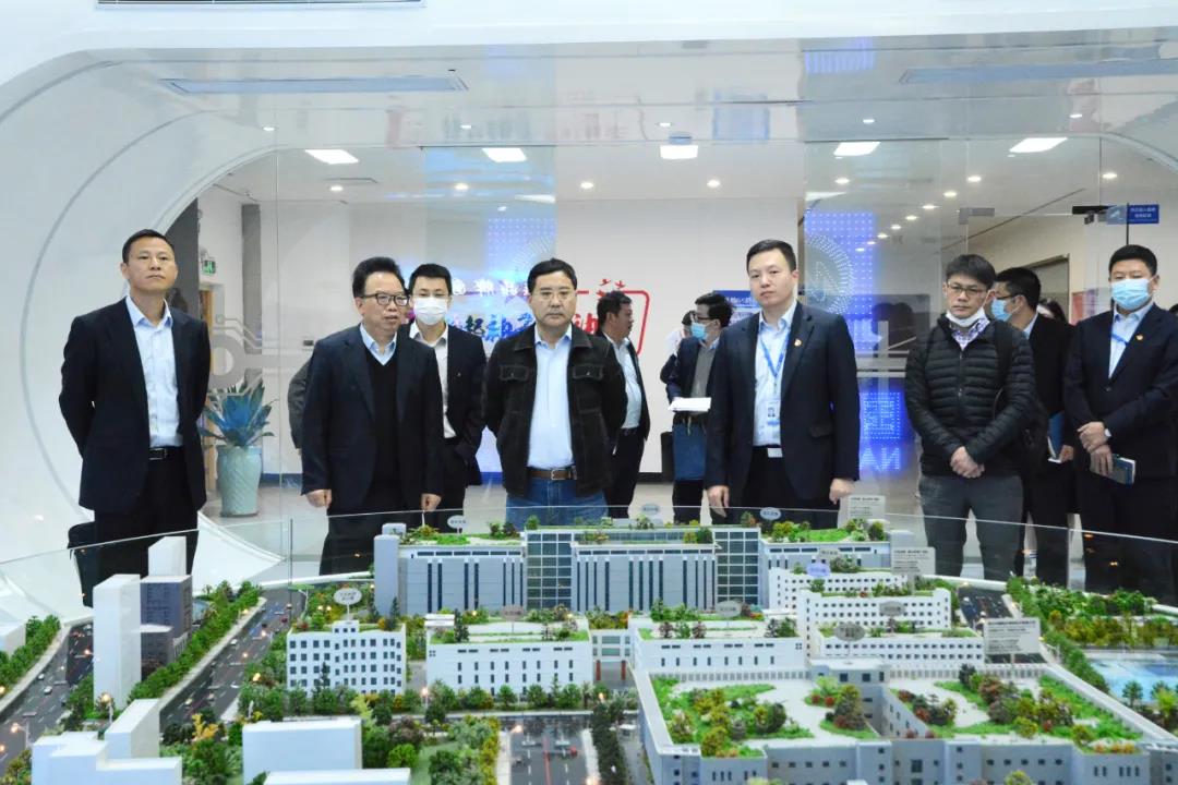 广晟控股集团党委副书记、董事、总司理陈胜光与国开行广东省分行党委书记、行长刘浩一行到广晟控股上市公司南宫NG娱乐光电考察调研