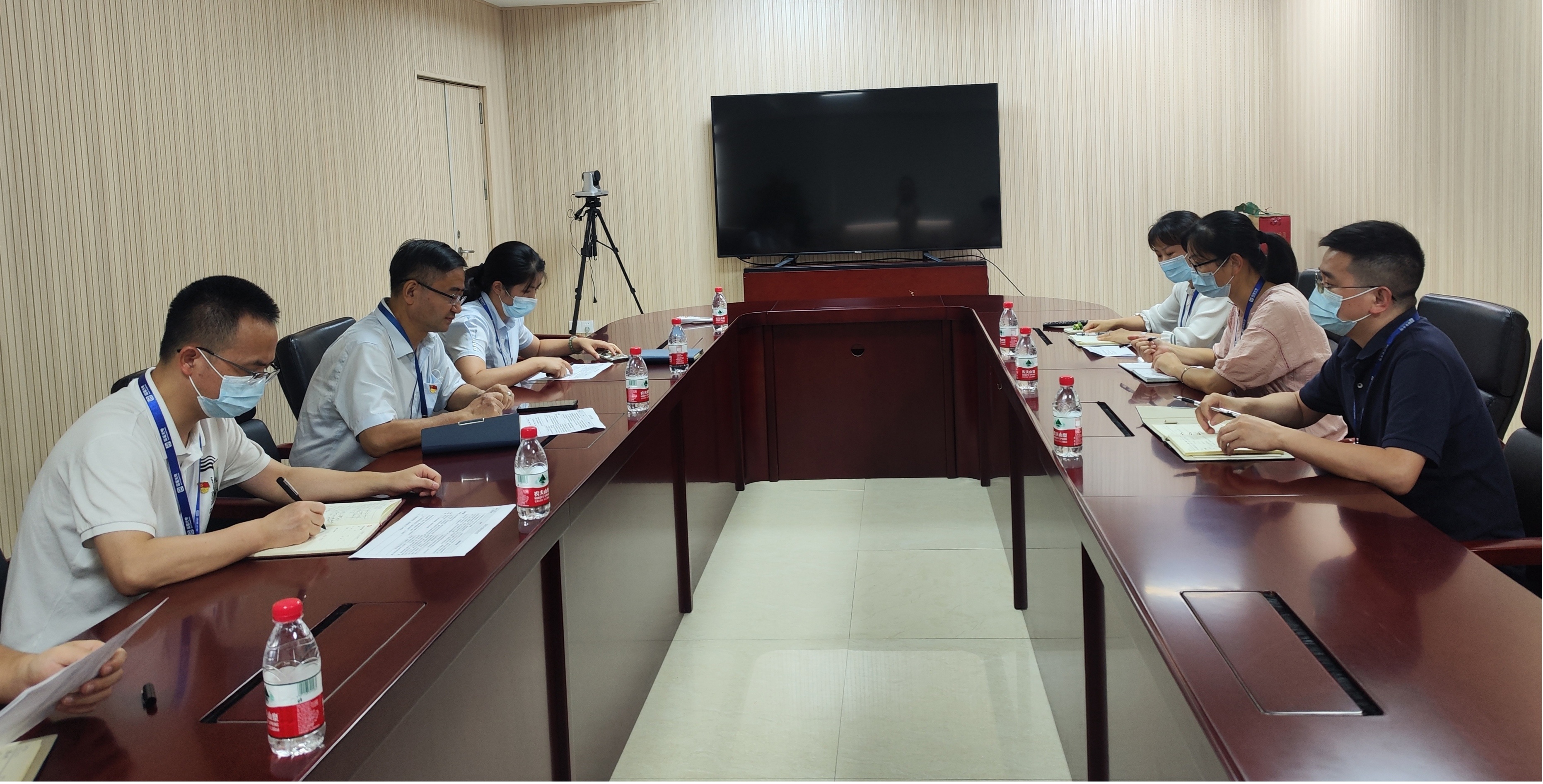 南宫NG娱乐光电党委委员、纪委书记、监事会主席温济虹面扑面为群众解难题